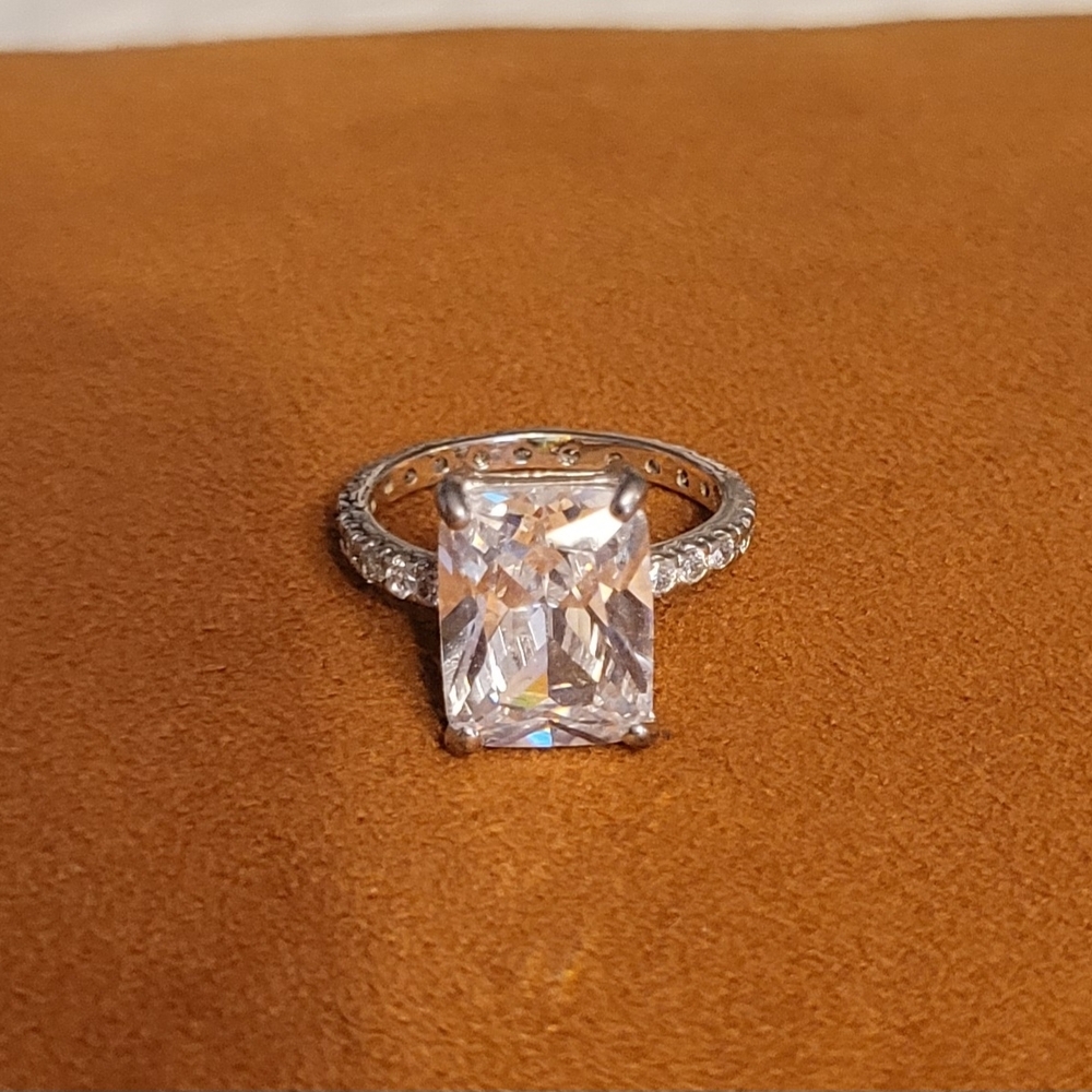 Elegant Silver and Clear Stone Ring